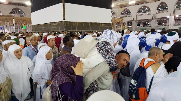 Annesini sırtında tavaf ettirdi