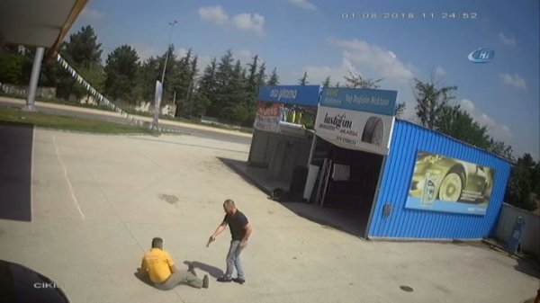 Arabasını yıkayıp temizlemek istemeyen lastikçiyi öldürdü