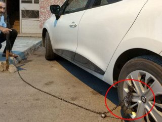 Aracını park etti geri döndüğünde zincirli buldu