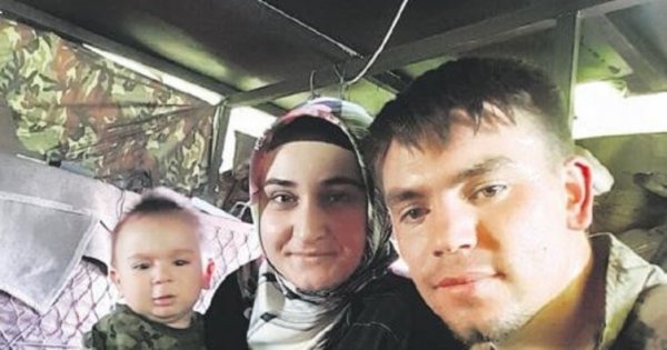 Astsubay Karakaya'nın eşi ve çocuğuyla son fotoğrafı