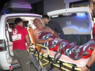 Ayağı kırılan kişiyi sırtında taşırken düşürdüler