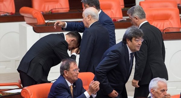 Bahçeli elini öpen İYİ Partili vekili partisine gösteri etti