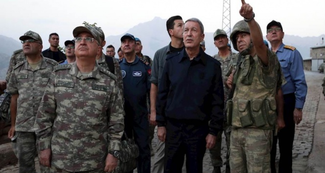 Bakan Akar, Hakkaride askerlerle bayramlaştı