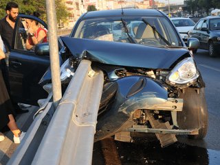 Bakırköy'de araba bariyerlere çarptı