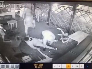 Bardaki kavgada tekme ve yumruklar havada uçuştu