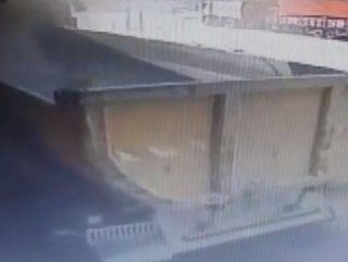 Başakşehir'de kontrolden meydana çıkan kamyon nefret edilen şey saçtı