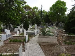 Başkasına ait mezarı internetten satışa çıkardı