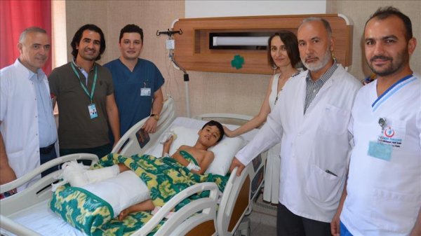 Başparmağı kopan çocuğa parmak nakli