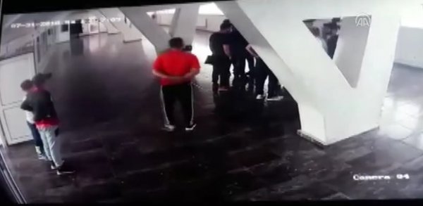 Boks antrenörüne eski sporcuları saldırdı