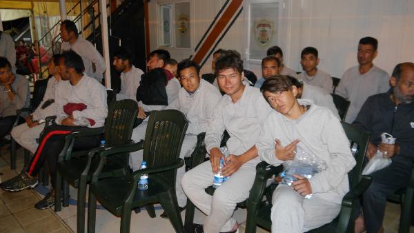 Çanakkale'de lastik botlarda 70 kaçak yakalandı