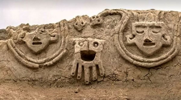 Caral uygarlığına ait eski bir duvar devlete ait keşfedildi