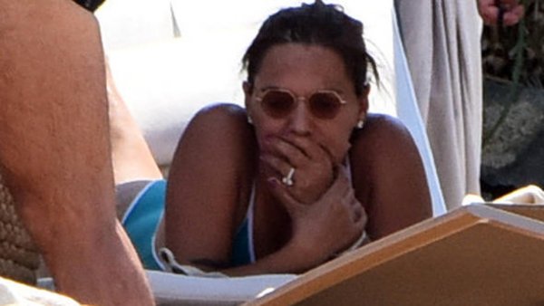 Demet Akalın tektaşıyla güneşlendi