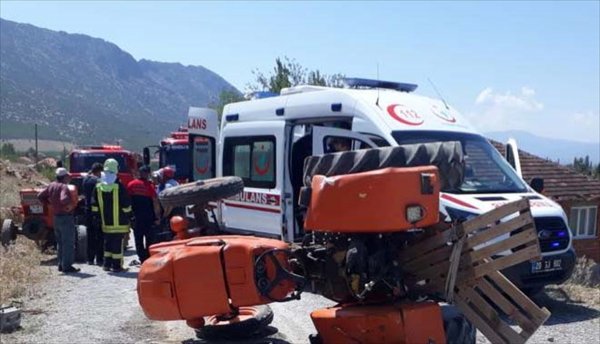 Denizli'de traktör devrildi: 1 ölü 2 yaralı