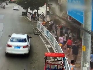 Dev reklam panosu insanların üzerine devrildi