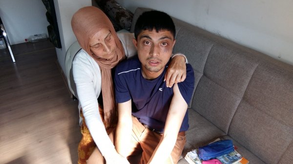 Engelli gence dayak attılar