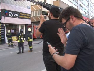 Eşini telefonla görüntülü arayarak yangını izletti