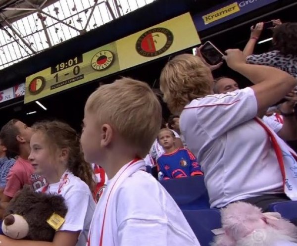 Feyenoord-Excelsior maçında tribündeki çocuklara jest