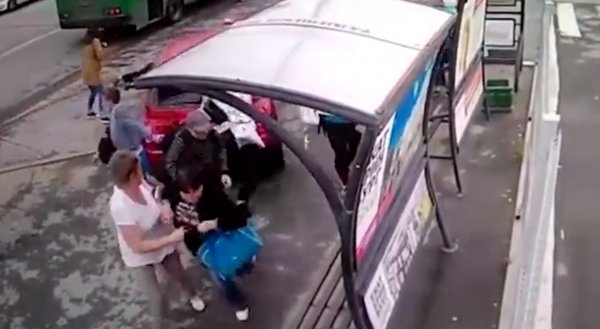 Fren yerine gaza basan sürücü durağa daldı