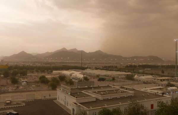 Hacı adayları Arafat yolunda fırtınaya yakalandı