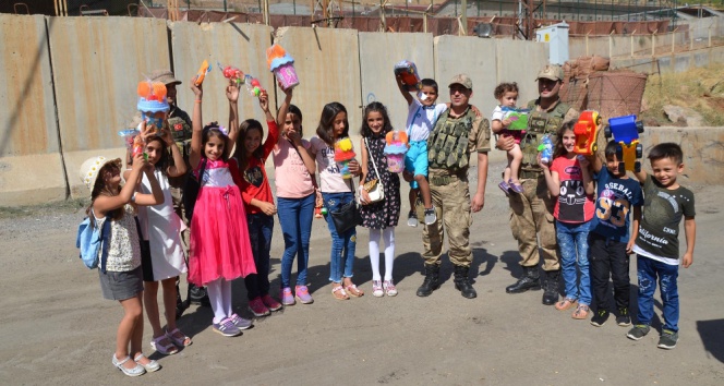 Irak sınırında jandarma vatandaşın bayramını kutladı