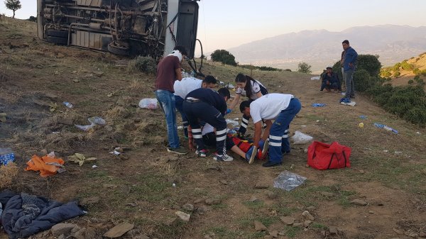 Işçi servisi şarampole yuvarlandı: 26 yaralı