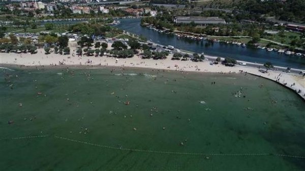 İstanbul’da kalanlar plajlara akın etti