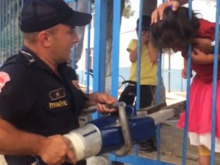 Kafası demir parmaklıklara sıkışan çocuk kurtarıldı