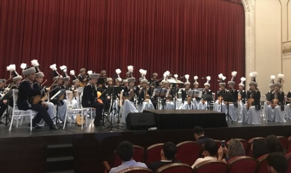 Kazak Halk Müziği Enstrümanları Orkestrası’ndan konser