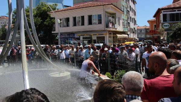 Kendini ateşe veren adamı süsleme havuzuna attılar