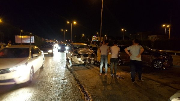 Kırmızı ışığı ayrım edemedi zincirleme kaza oldu