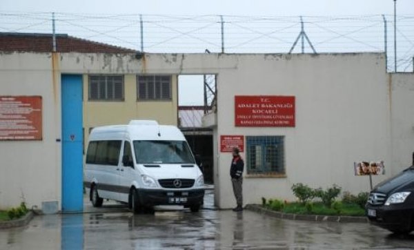 Kocaeli’de mahkum infaz memurunu rehin aldı