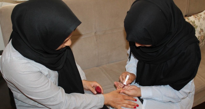 Kuaförlük yaparak hayat mücadelesi veriyorlar