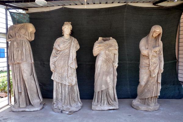 Magnesia Antik Kenti'nde 2 bin yıllık 6 heykel bulundu