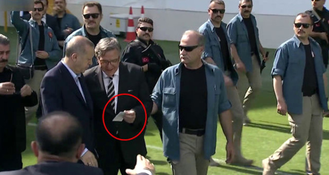 Mehmet Keskinoğlu, Akhisar Mitinginde Erdoğan’a İlettiği Notta Destek İstemiş