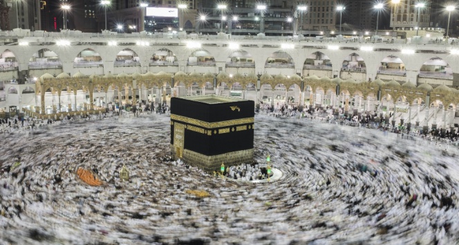 Milyonlarca Müslüman Minada iblis taşladı