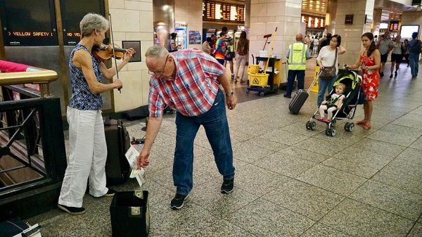 New York metrosuna müzikleriyle renk katıyorlar