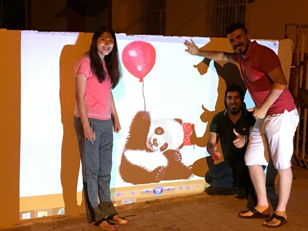 Okula rengarenk bir görünüm kazandırdı