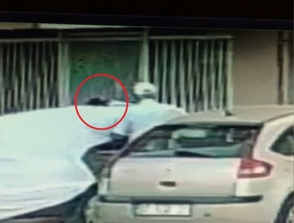 Otomobilinin üstüne meydana çıkan kediyi yumrukladı