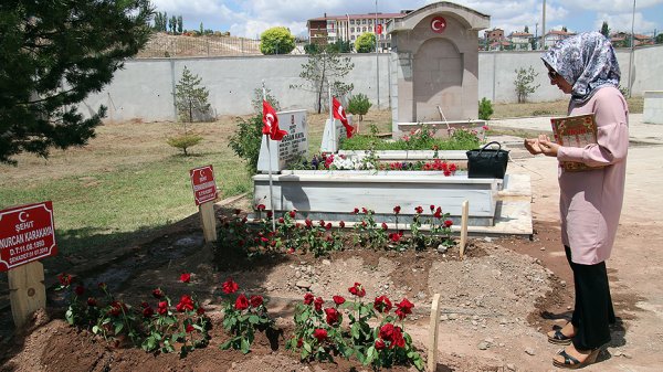 PKK’nın katlettiği anne ve bebeğinin mezarına ziyaretçi akını