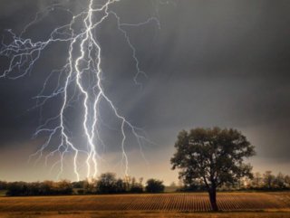 Sakarya’da şimşek düştü: 2 zarar görmüş