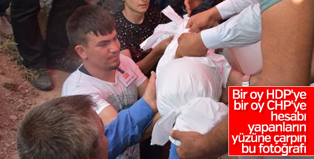 Şehit bebeğini elleriyle kabrine koydu