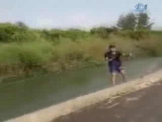 Sulandırma kanalında sörf yapan Adanalı