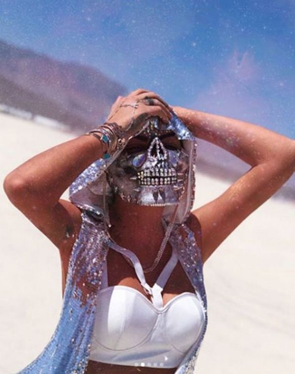 Süreyya Yalçın'ın pırlantalı iskelet maskesi