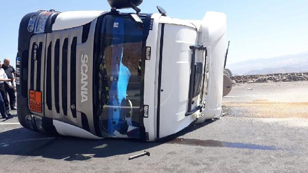 Tanker devrildi, 10 ton yakıt aktı