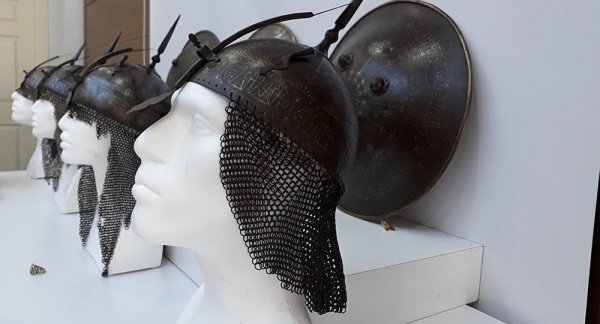 Tarihi eser operasyonunda 2 bin yıllık miğfer yakalandı