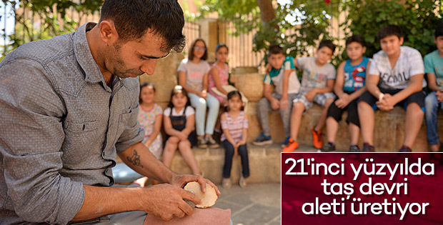 Taş devri aletleri yapıyor