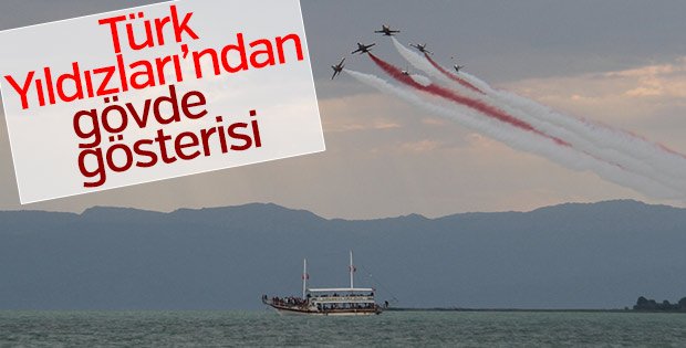 Türk Yıldızları'ndan akrobasi gösterisi