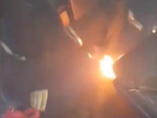 Uçuşa hazırlanan uçakta yük olan telefon tutuştu