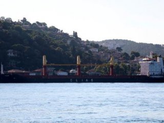 Yalılara içten sürüklenen gemi son anda durdu