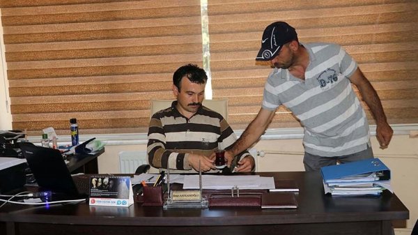 Yöneticisi olduğu okulun yemekhane inşaatında çalışıyor